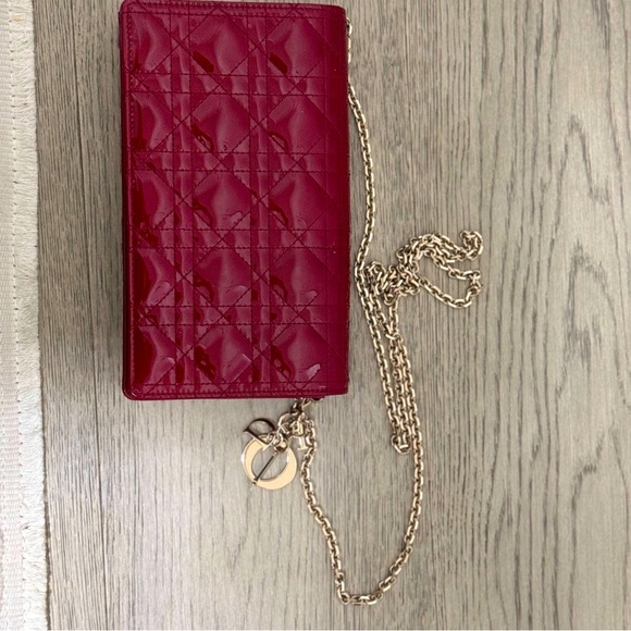 Lady Dior Pouch
Cherry Red Patent Cannage Calfskin - Picture 4 of 11